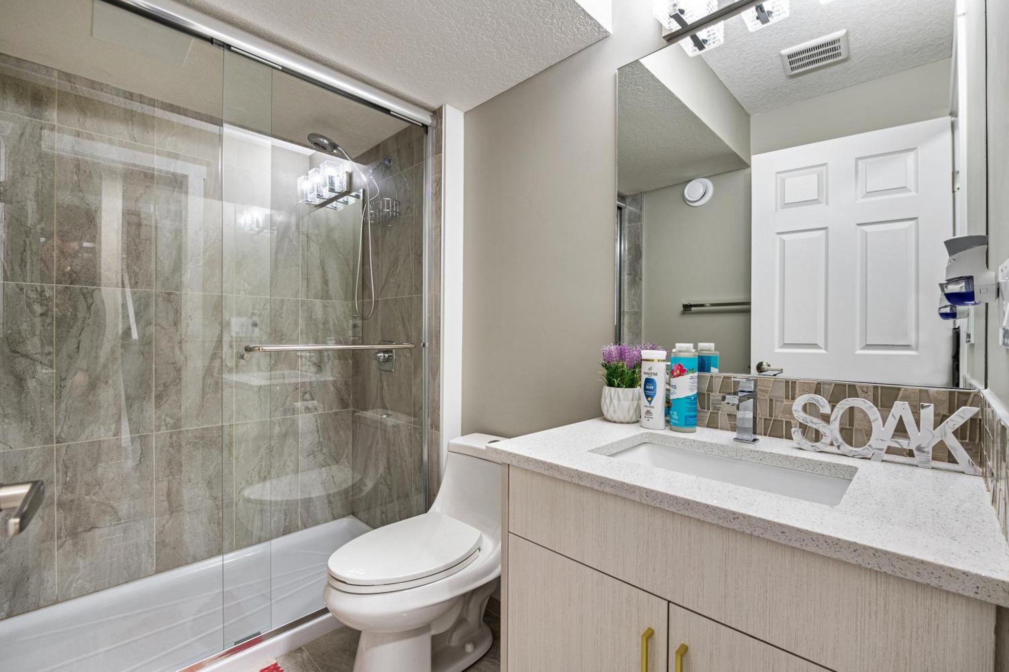 Modern 2 Bedroom Basement Suite With Laundry YYC Exterior foto
