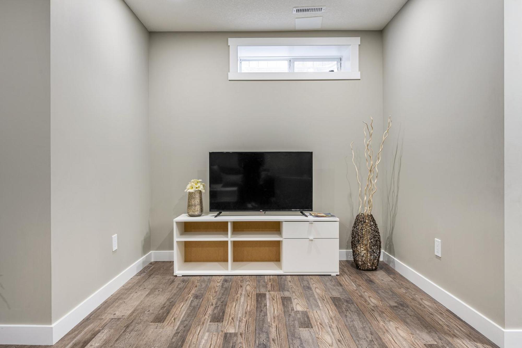 Modern 2 Bedroom Basement Suite With Laundry YYC Exterior foto