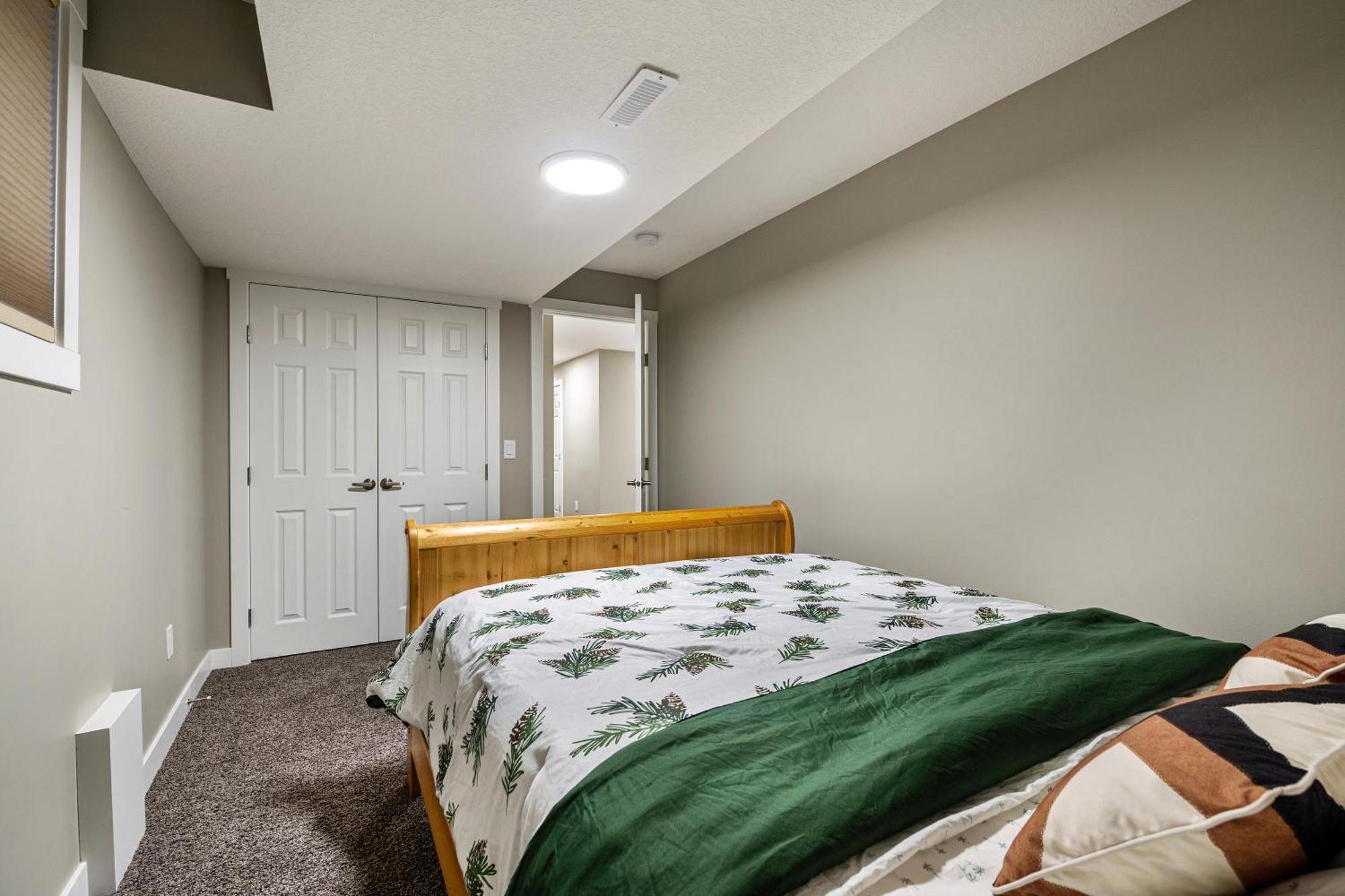 Modern 2 Bedroom Basement Suite With Laundry YYC Exterior foto