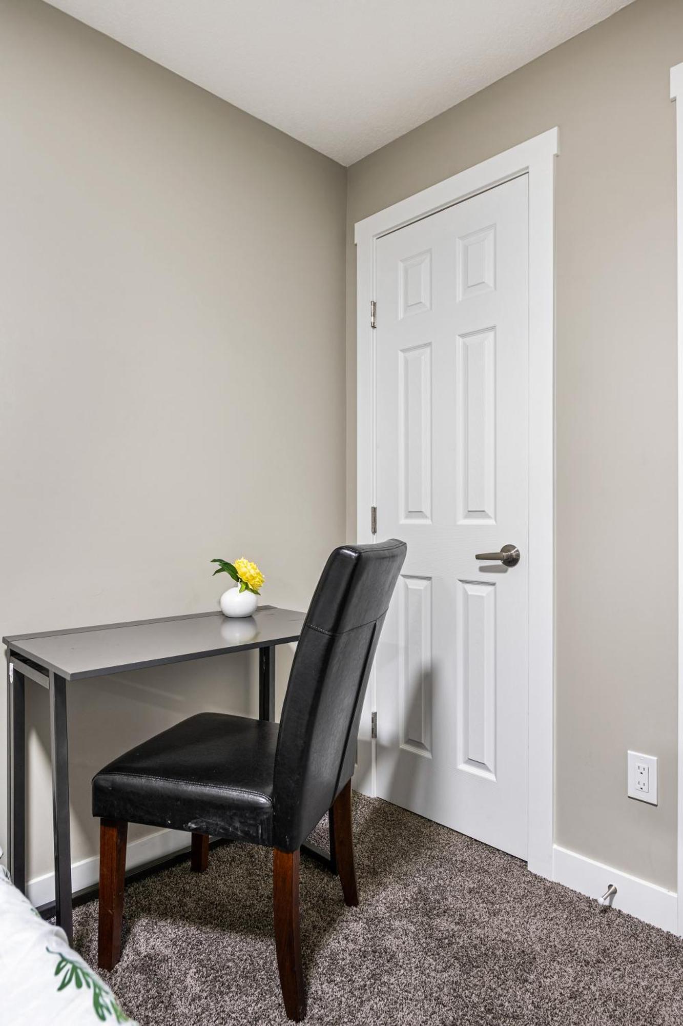 Modern 2 Bedroom Basement Suite With Laundry YYC Exterior foto